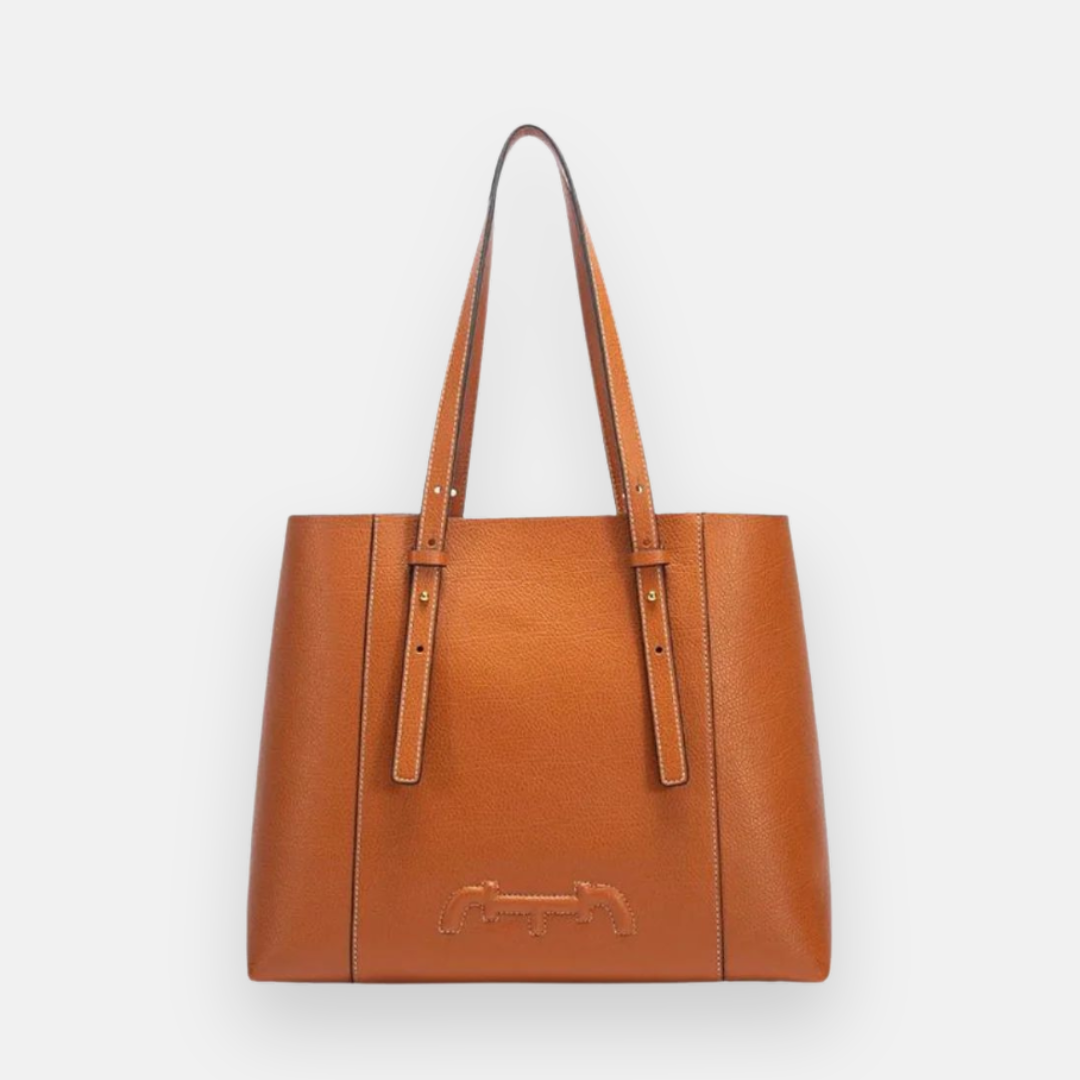 Bolsa tote marrom em couro texturizado, com alças ajustáveis e detalhes sutis em costura, ideal para um estilo clássico e funcional.
