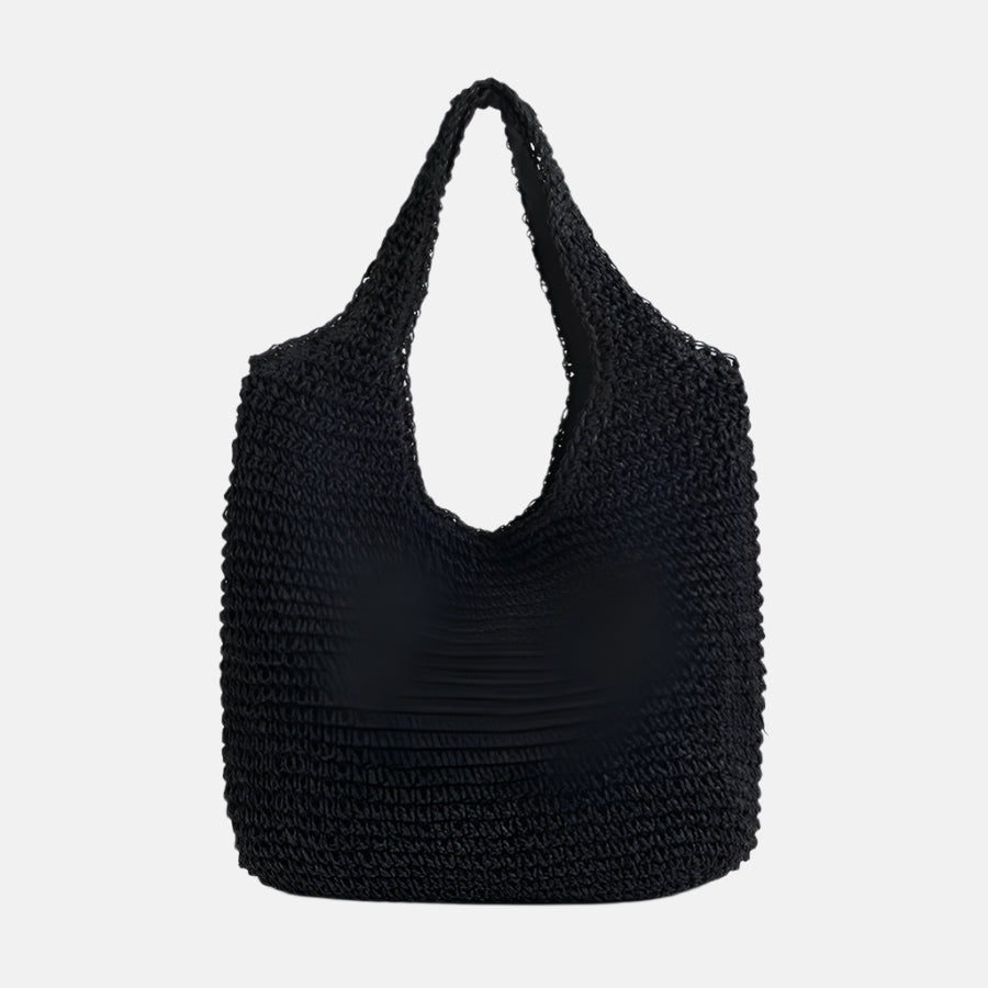 Bolsa confeccionada em material trançado estilo crochê, com alças integradas e design casual, ideal para uso descontraído e versátil.