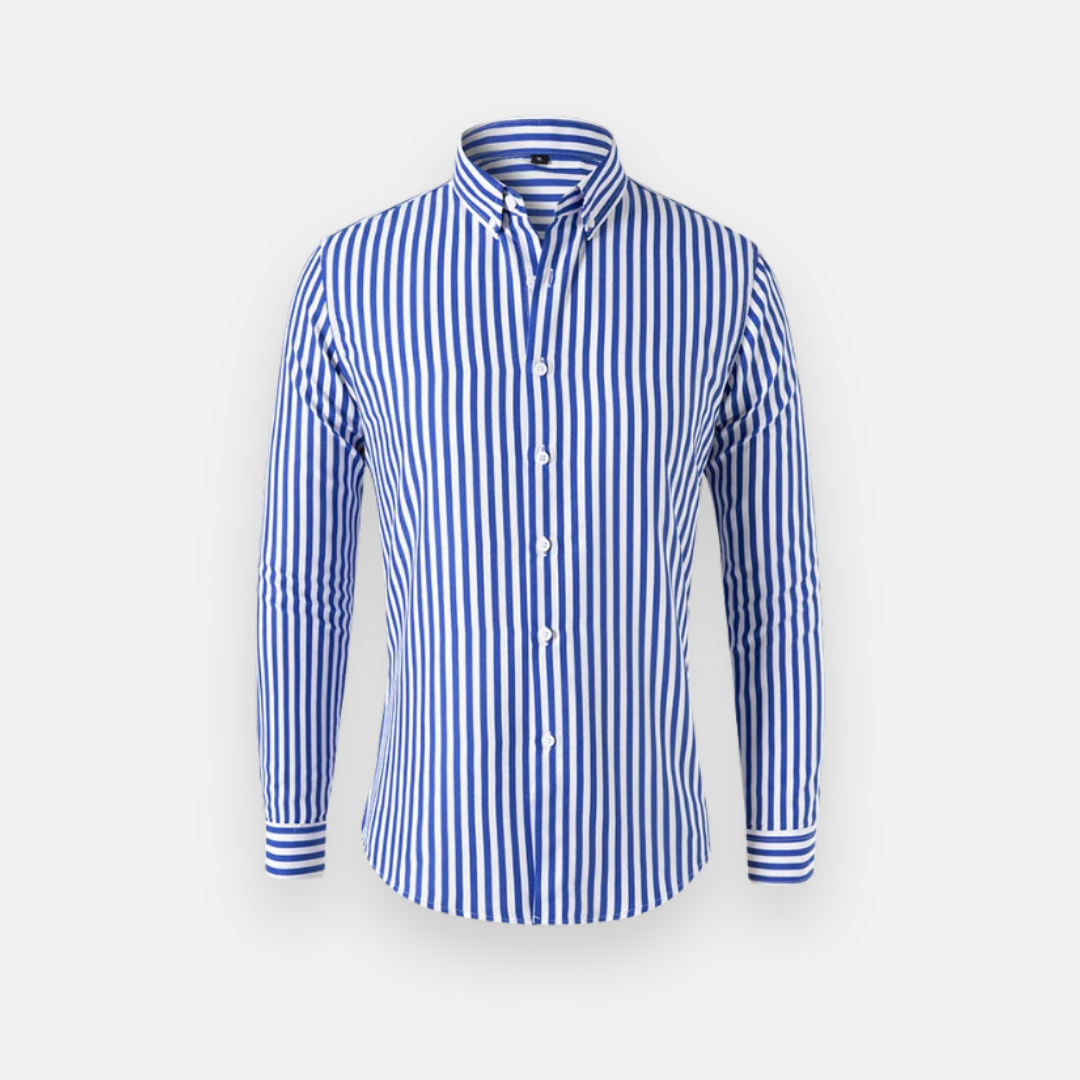 Camisa social de manga longa branca com listras verticais pretas, estilo clássico, com gola dobrável e botões na parte frontal.