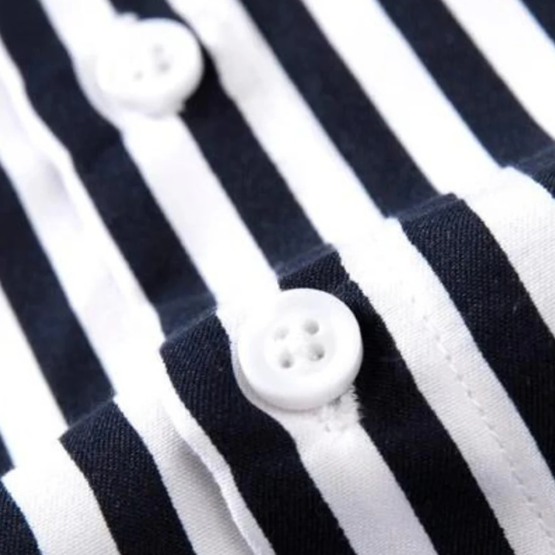 Camisa social de manga longa branca com listras verticais pretas, estilo clássico, com gola dobrável e botões na parte frontal.