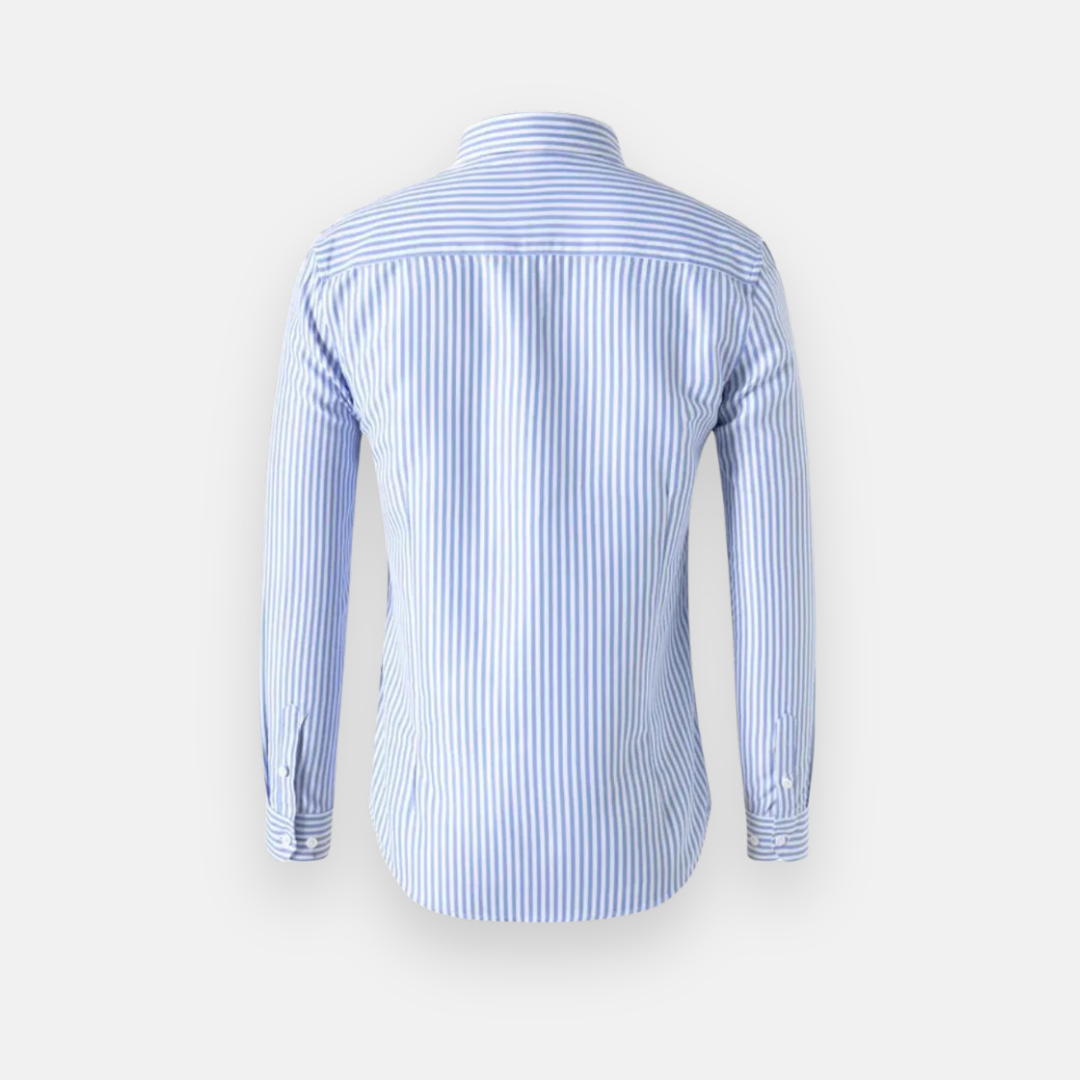 Camisa social de manga longa branca com listras verticais pretas, estilo clássico, com gola dobrável e botões na parte frontal.