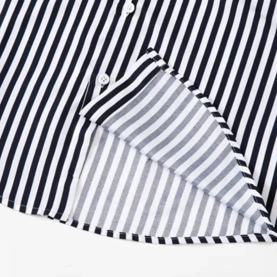 Camisa social de manga longa branca com listras verticais pretas, estilo clássico, com gola dobrável e botões na parte frontal.