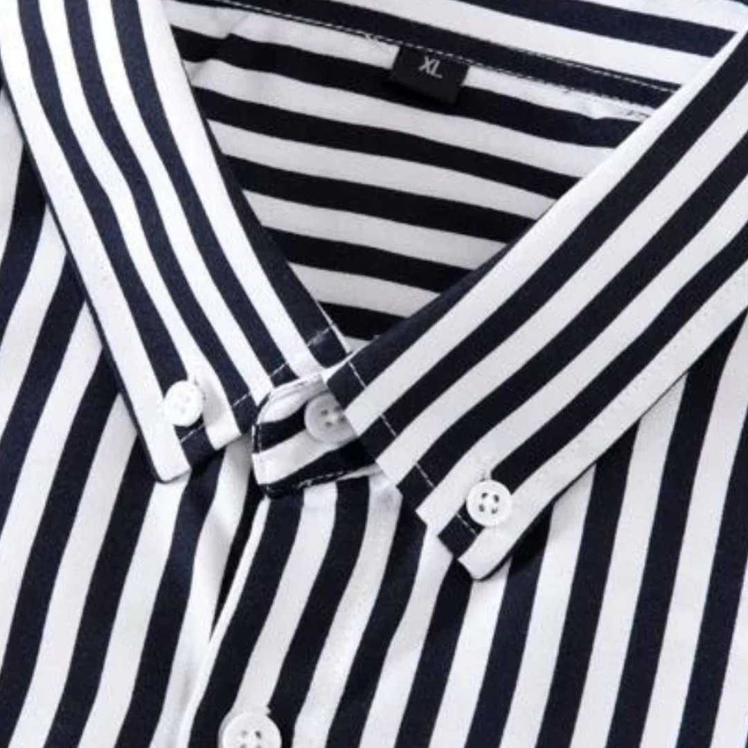 Camisa social de manga longa branca com listras verticais pretas, estilo clássico, com gola dobrável e botões na parte frontal.