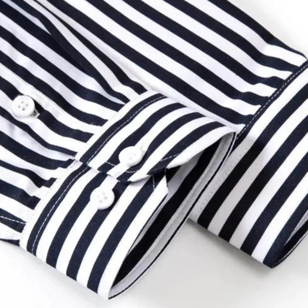Camisa social de manga longa branca com listras verticais pretas, estilo clássico, com gola dobrável e botões na parte frontal.