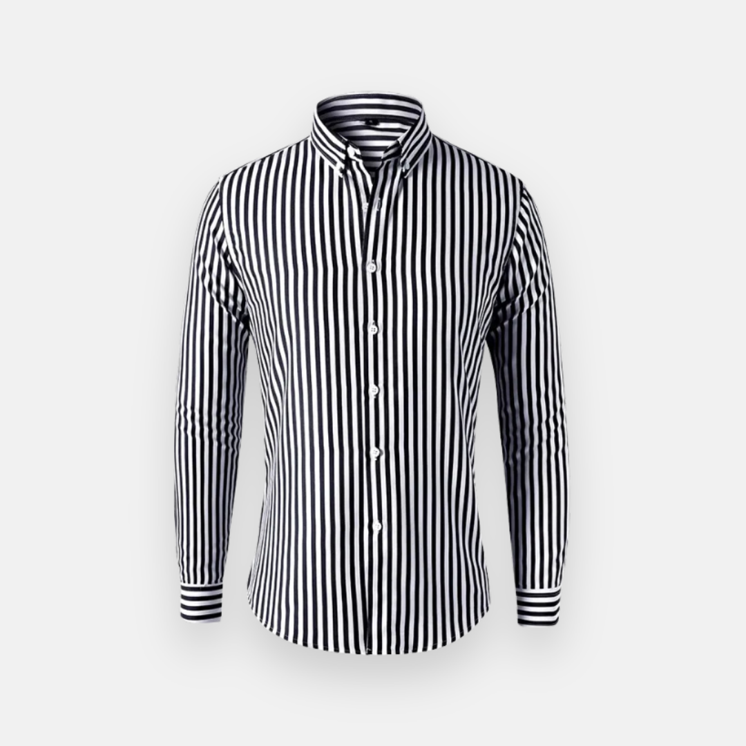 Camisa social de manga longa branca com listras verticais pretas, estilo clássico, com gola dobrável e botões na parte frontal.