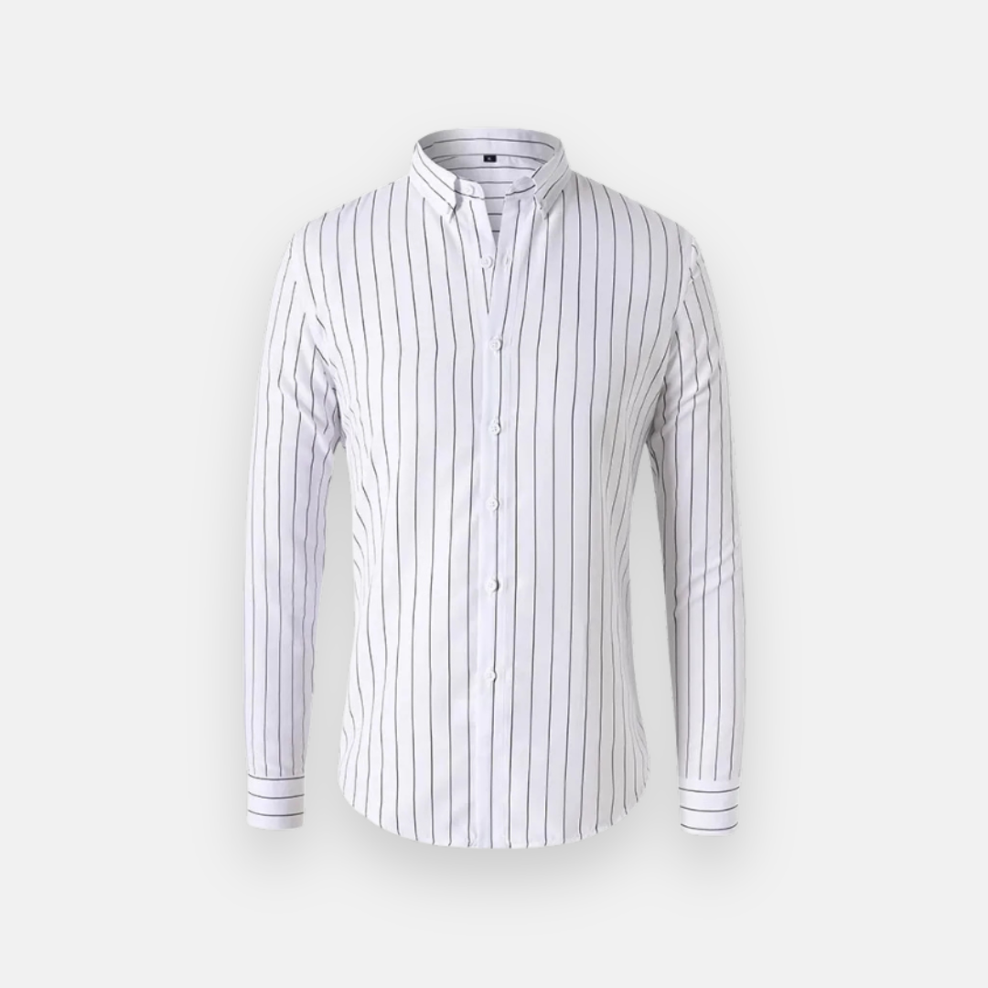 Camisa social de manga longa branca com listras verticais pretas, estilo clássico, com gola dobrável e botões na parte frontal.
