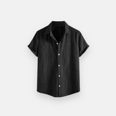 Camisa de manga curta com listras verticais finas brancas, tecido leve, gola clássica e fechamento por botões brancos, ideal para um estilo casual e moderno.