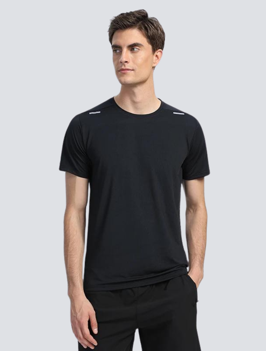 Homem vestindo uma camiseta preta Dry Fit com design minimalista e ajuste confortável, ideal para treinos ou uso casual, feita em tecido respirável e leve.