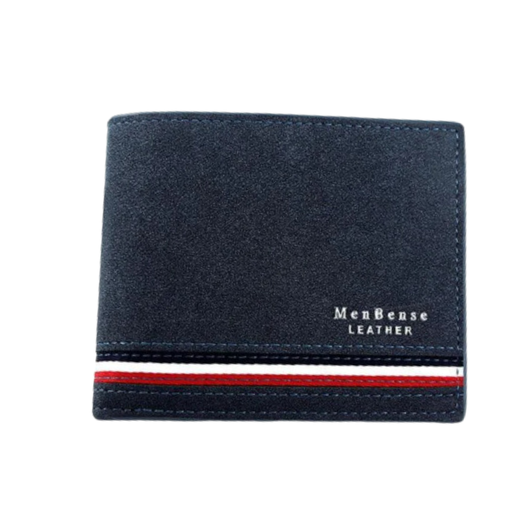 Carteira masculina em couro com acabamento texturizado, detalhe de listras vermelha, branca e azul na parte inferior e logotipo 'MenBense Leather', oferecendo um design moderno e estiloso.