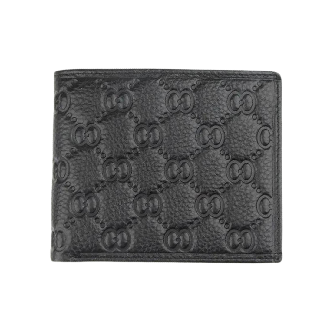 Carteira masculina em couro preto com acabamento texturizado e padrão de logotipos em relevo, oferecendo um design sofisticado e elegante.