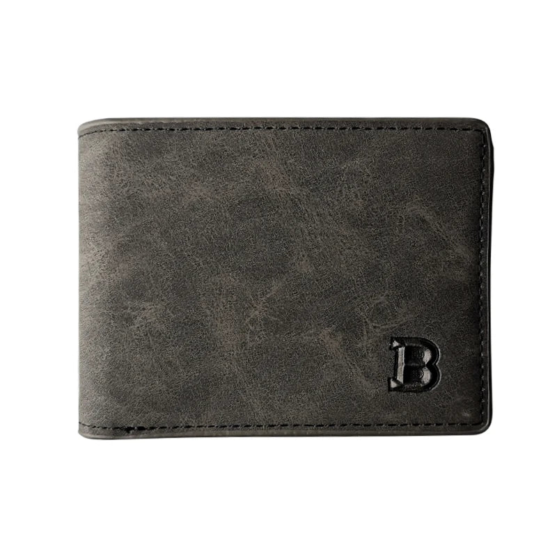 Carteira masculina em couro preto com acabamento envelhecido, costura discreta e detalhe em relevo com a letra 'B' no canto inferior direito, oferecendo um estilo rústico e sofisticado.
