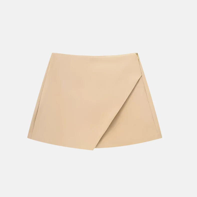 Saia curta bege com design minimalista e detalhe de sobreposição frontal assimétrica, ideal para um visual elegante e moderno.