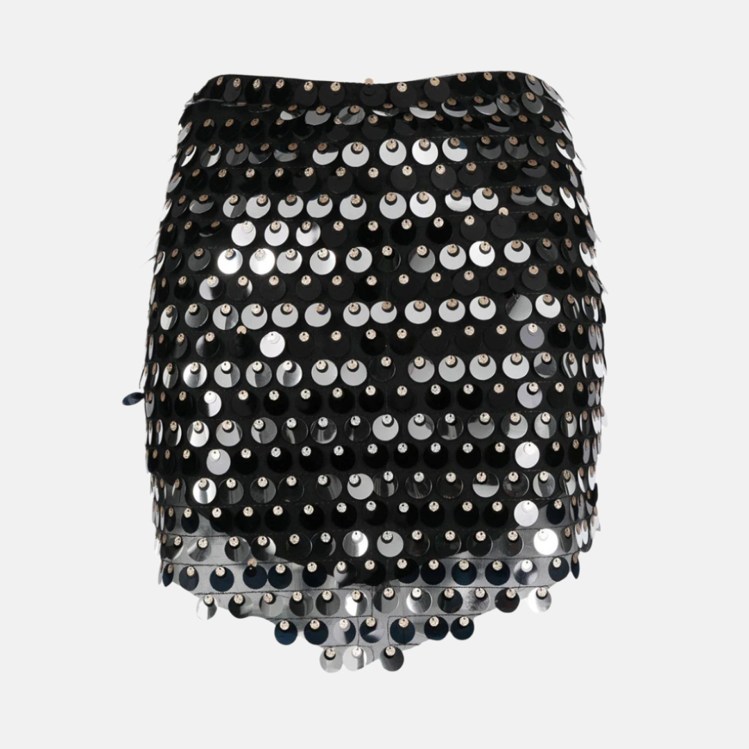 Saia curta preta decorada com grandes lantejoulas prateadas brilhantes, criando um visual chamativo e glamouroso, ideal para festas e eventos noturnos.