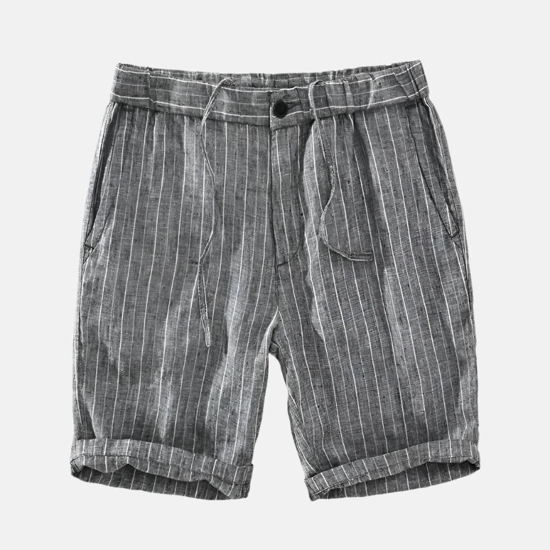 Short de linho cinza com listras verticais, cintura ajustável com cordão, bolsos laterais e barra dobrada. Design casual e sofisticado, ideal para dias quentes.