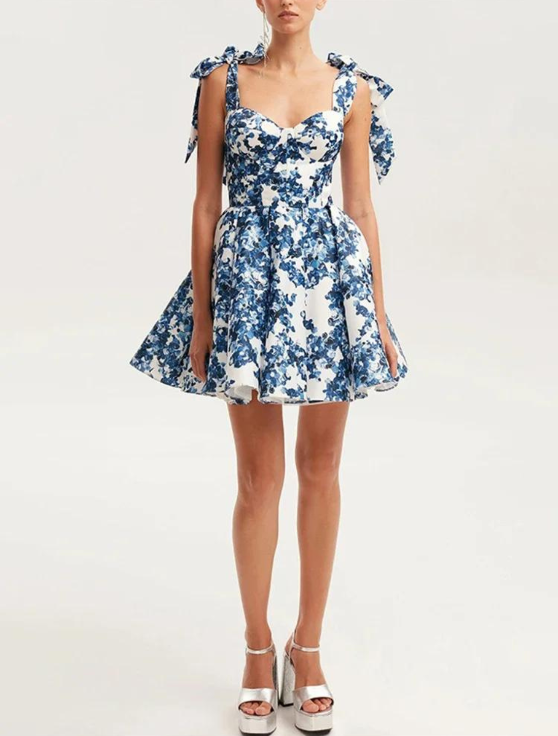 Vestido Midi Hortência: elegância e conforto. Com caimento impecável, tecido leve e detalhes sofisticados, é a escolha perfeita para qualquer ocasião.