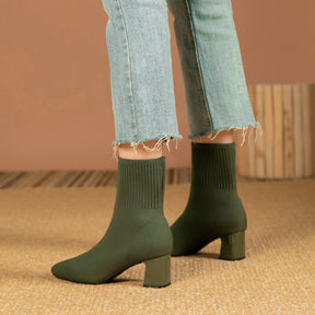 Imagem de modelo com bota verde militar em meia tricô