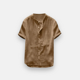 Camisa de manga curta, com tecido leve e textura rústica, gola mandarim e botões frontais, ideal para um estilo casual e confortável.