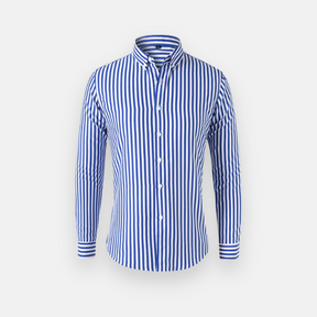 Camisa social de manga longa branca com listras verticais pretas, estilo clássico, com gola dobrável e botões na parte frontal.