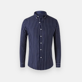 Camisa social de manga longa branca com listras verticais pretas, estilo clássico, com gola dobrável e botões na parte frontal.