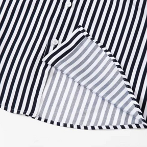 Camisa social de manga longa branca com listras verticais pretas, estilo clássico, com gola dobrável e botões na parte frontal.