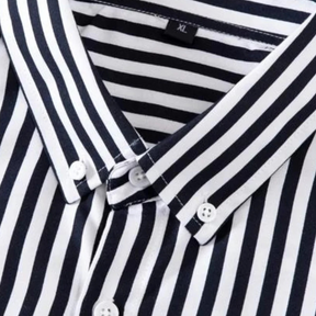 Camisa social de manga longa branca com listras verticais pretas, estilo clássico, com gola dobrável e botões na parte frontal.