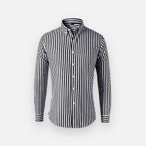 Camisa social de manga longa branca com listras verticais pretas, estilo clássico, com gola dobrável e botões na parte frontal.