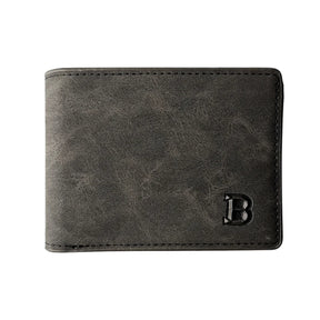 Carteira masculina em couro preto com acabamento envelhecido, costura discreta e detalhe em relevo com a letra 'B' no canto inferior direito, oferecendo um estilo rústico e sofisticado.