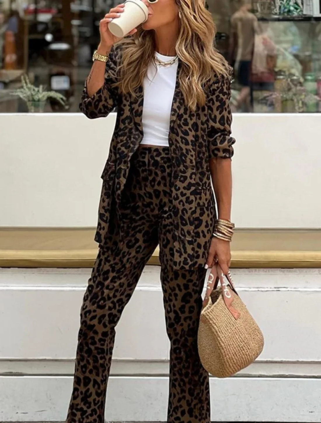 estampa de leopardo, mistura de linho e poliéster. Sofisticação e conforto para qualquer ocasião, ideal para dias quentes e looks modernos.
