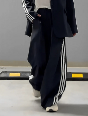 Conjunto Feminino de Alfaiataria Esportiva com Blazer Oversized e Calça com Listras Laterais - Luizza