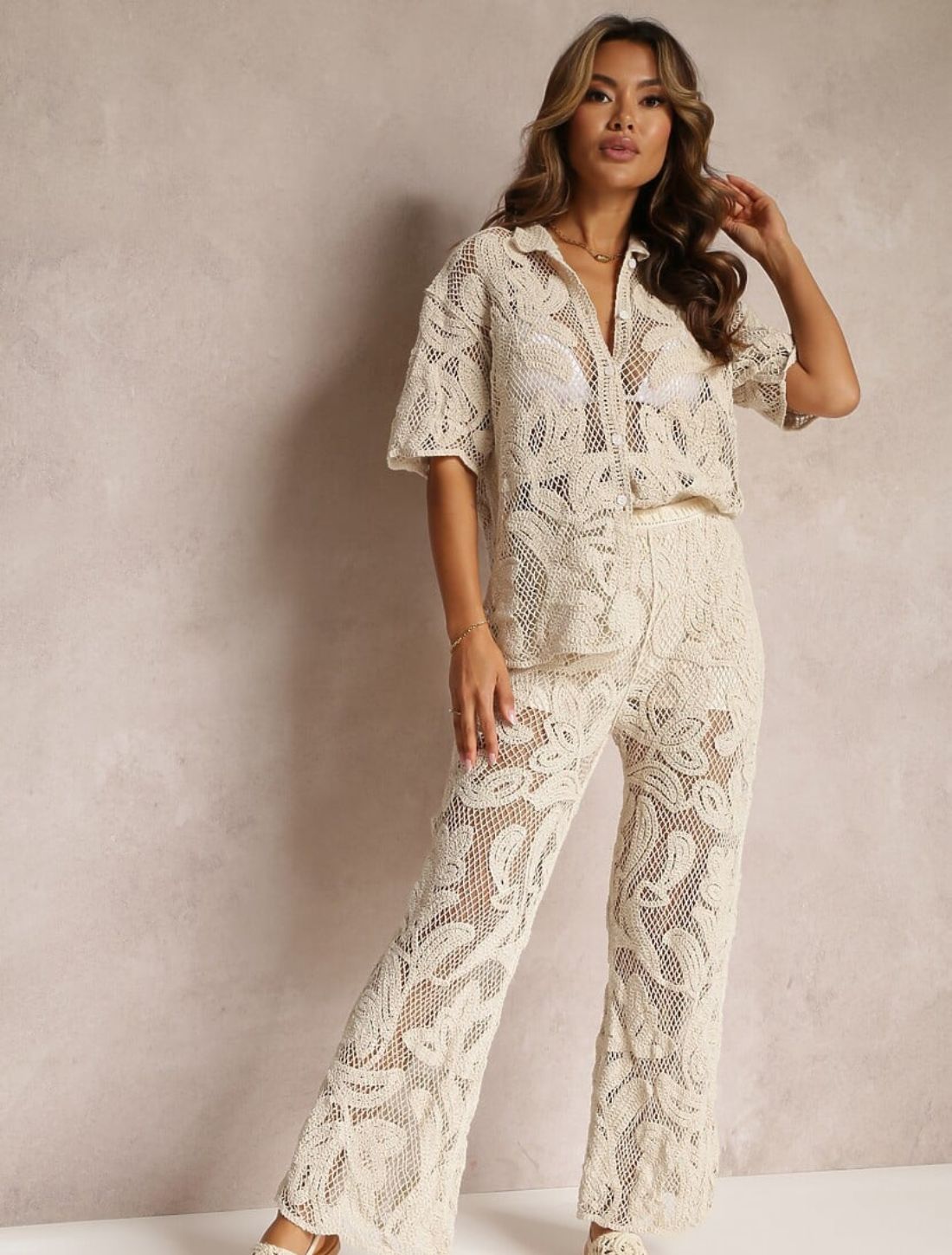 Conjunto Catarina: elegância e sofisticação com detalhes rendados. Versátil para qualquer ocasião, perfeito para looks clássicos ou ousados.
