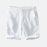 Bermuda branca masculina com corte clássico, bolsos laterais e barra dobrada. Feita em tecido leve e confortável, ideal para looks casuais e elegantes.