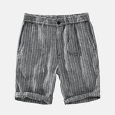 Short de linho cinza com listras verticais, cintura ajustável com cordão, bolsos laterais e barra dobrada. Design casual e sofisticado, ideal para dias quentes.
