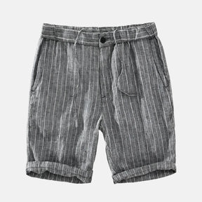 Short de linho cinza com listras verticais, cintura ajustável com cordão, bolsos laterais e barra dobrada. Design casual e sofisticado, ideal para dias quentes.