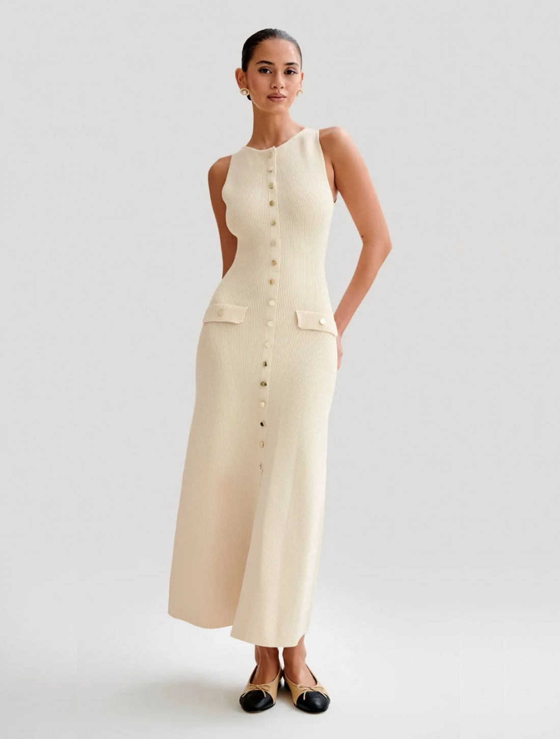 Vestido Botticella: elegância atemporal com caimento impecável. Feito com tecido leve e respirável, oferece conforto e sofisticação para qualquer ocasião.