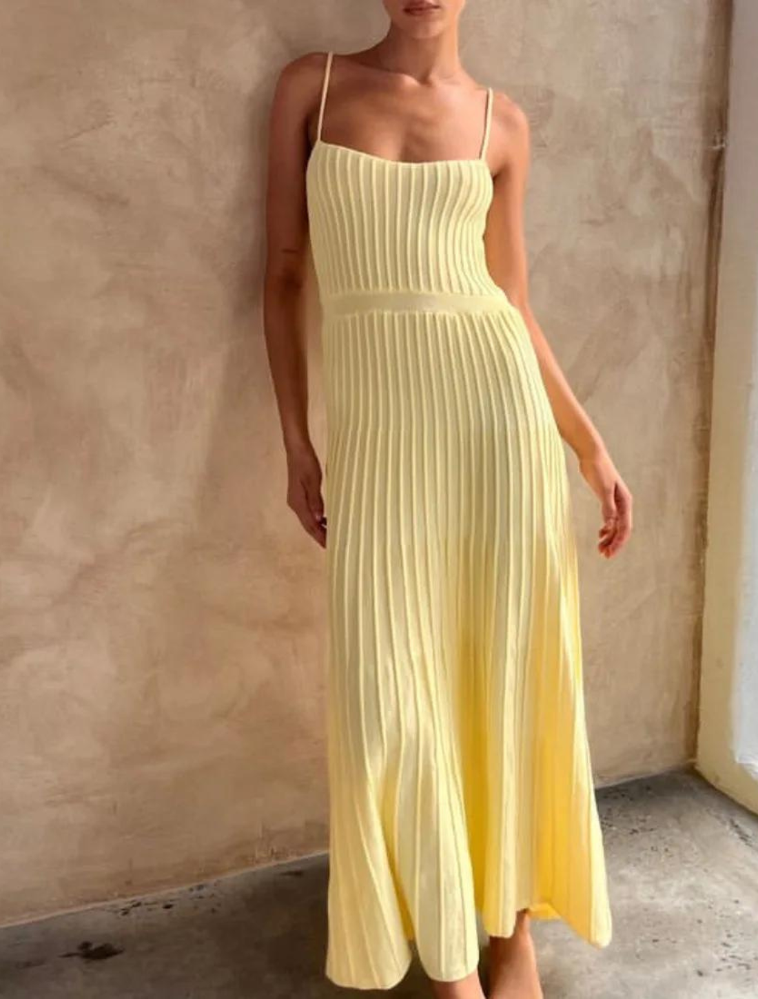 Vestido Midi Carlotta: elegância e caimento impecável. Com design fluido e sofisticado, valoriza a silhueta e garante conforto o dia todo.
