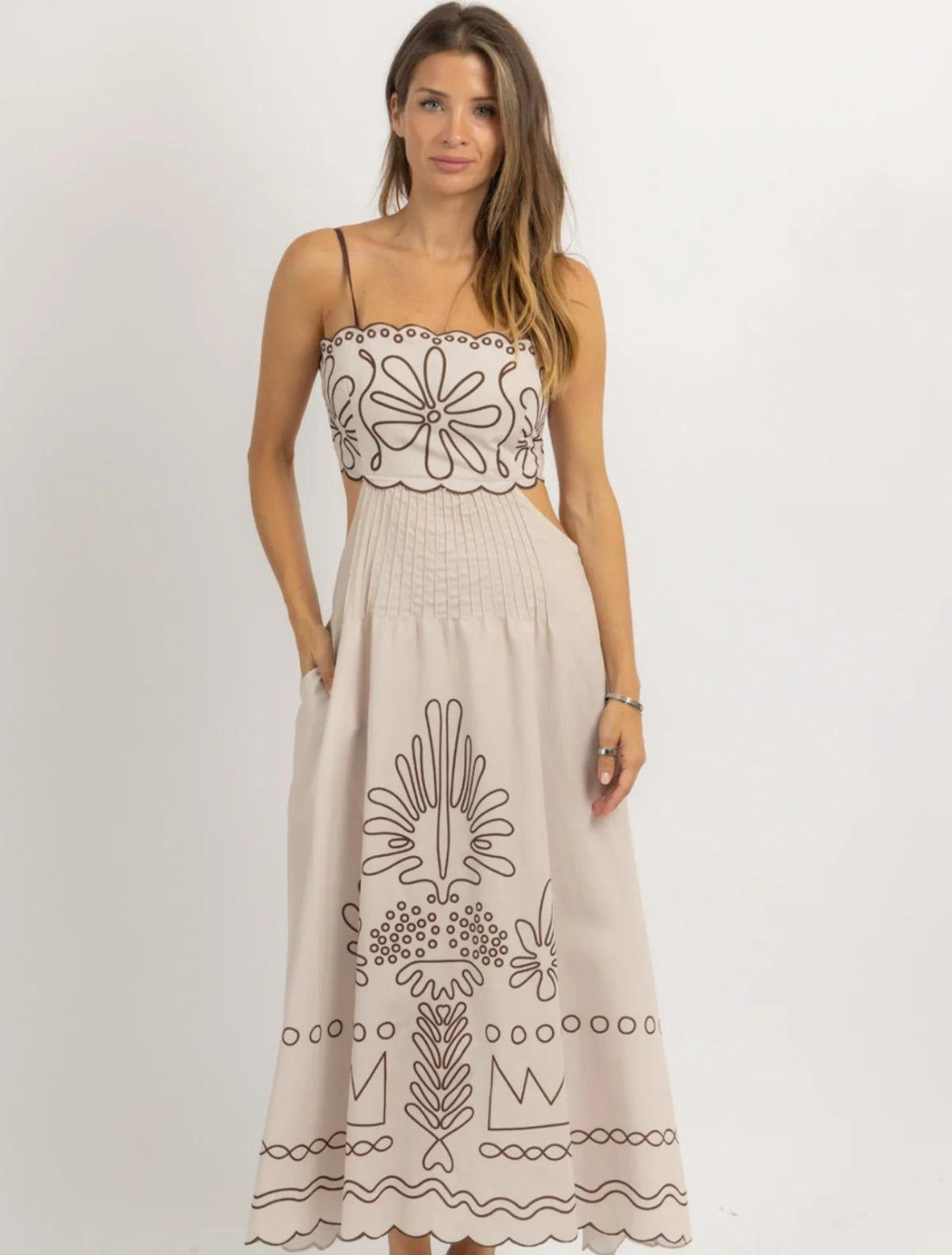 vestido com caimento impecável, tecido premium e toque macio. Elegância e versatilidade para composições sofisticadas e confortáveis.
