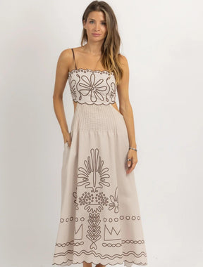 vestido com caimento impecável, tecido premium e toque macio. Elegância e versatilidade para composições sofisticadas e confortáveis.