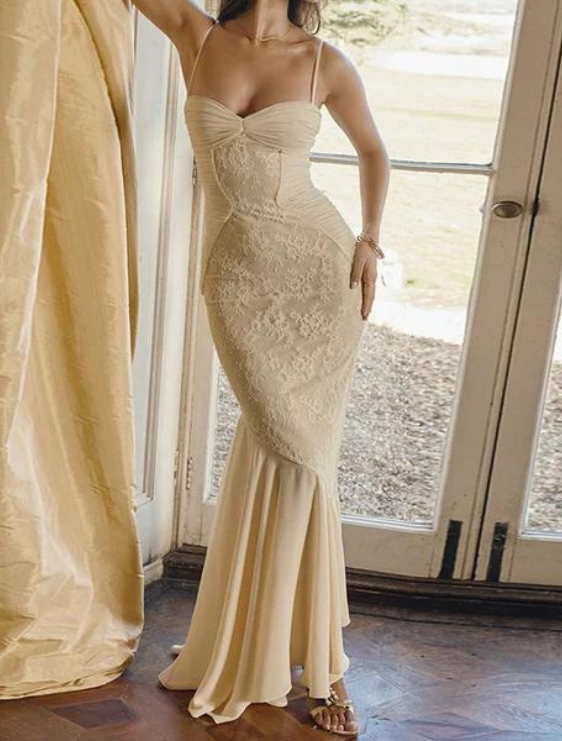 Vestido Elegante com Renda Jade Bodycon